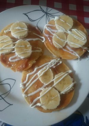 Una foto de Tortitas con banano y dulce de leche
