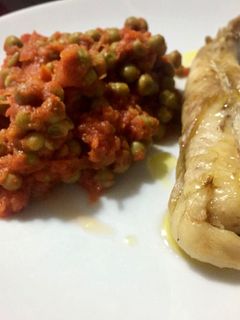 Una foto de Rape con salsa de tomate y guisantes