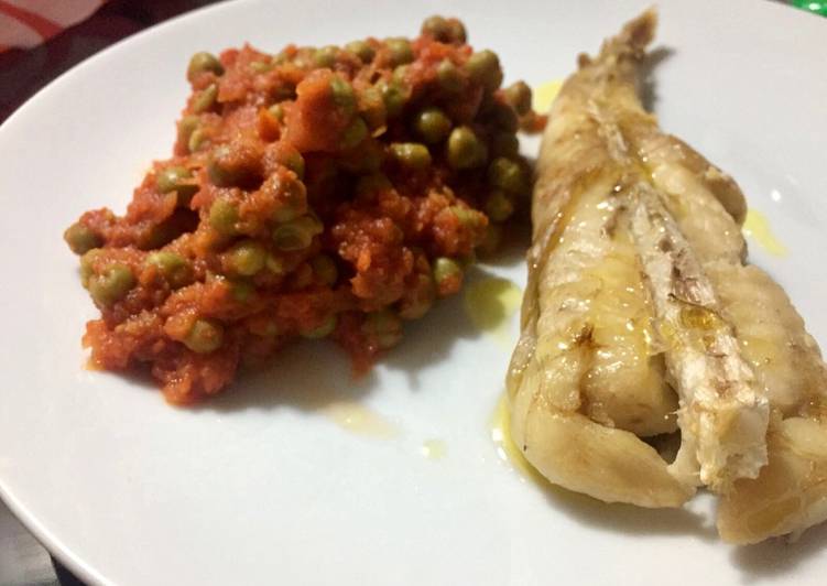 Rape con salsa de tomate y guisantes