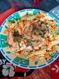 Pasta de vegetales con pollo a la espinaca
