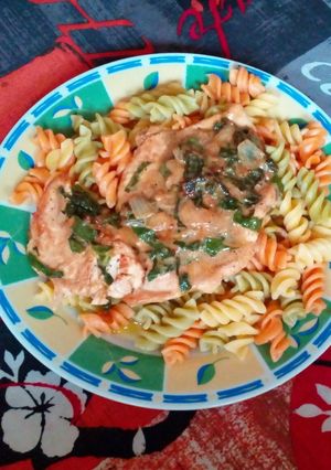 Una foto de Pasta de vegetales con pollo a la espinaca