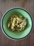 Arroz con vegetales y presas de pollo