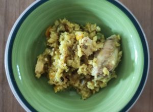 Una foto de Arroz con vegetales y presas de pollo