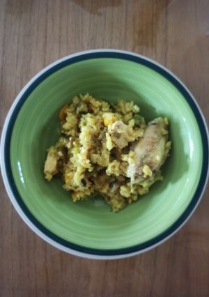 Una foto de Arroz con vegetales y presas de pollo