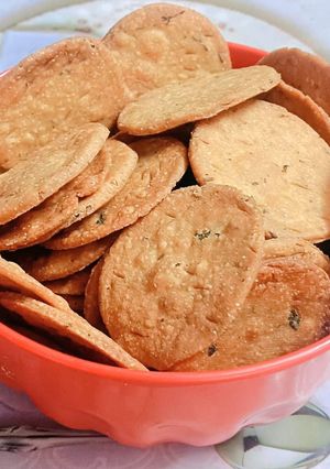 हेल्दी मसाला मठरी रेसिपी मुख्य फोटो