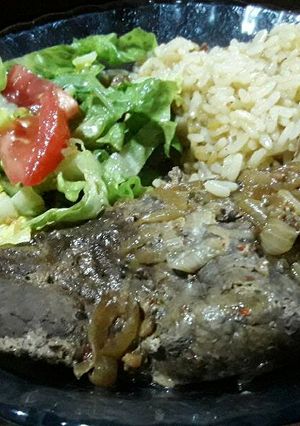 Una foto de Churrascos de hígado con cebolla morrón y guarnición de arroz