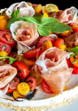 Une photo de Cheesecake aux tomates et roses de jambon cru