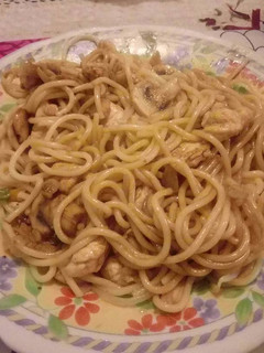 Una foto de Pollo y fideos con verduras ❤