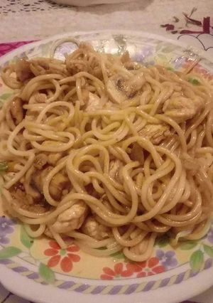 Una foto de Pollo y fideos con verduras ❤