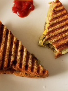 चीज़ ग्रिल्ड सैंडविच (cheese grilled sandwich recipe in Hindi) रेसिपी मुख्य फोटो
