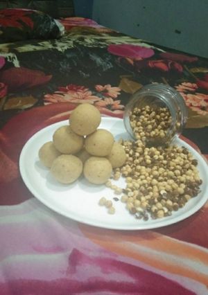 A picture of Bhuna chana ladoo.