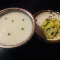 A picture of Oriya Pakhala with mashed aloo.