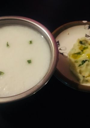 A picture of Oriya Pakhala with mashed aloo.