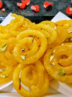 इंस्टेंट केसरी जलेबी (Instant kesari jalebi recipe in hindi) रेसिपी मुख्य फोटो
