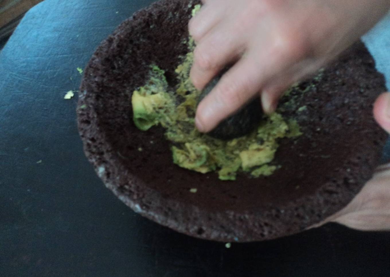 Salsa de aguacate y chiles asados con ajo