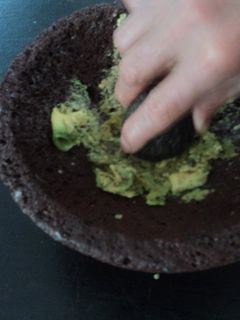 Una foto de Salsa de aguacate y chiles asados con ajo