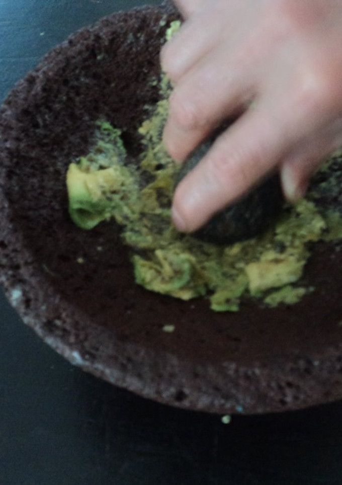 Una foto de Salsa de aguacate y chiles asados con ajo