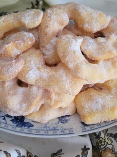 Una foto de Orelletas de Carnestoltes per Celiacs, con Thermomix