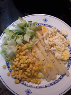 Una foto de Ensalada de espárragos y huevo