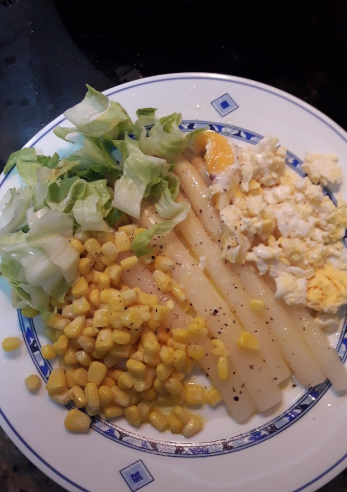 Una foto de Ensalada de espárragos y huevo