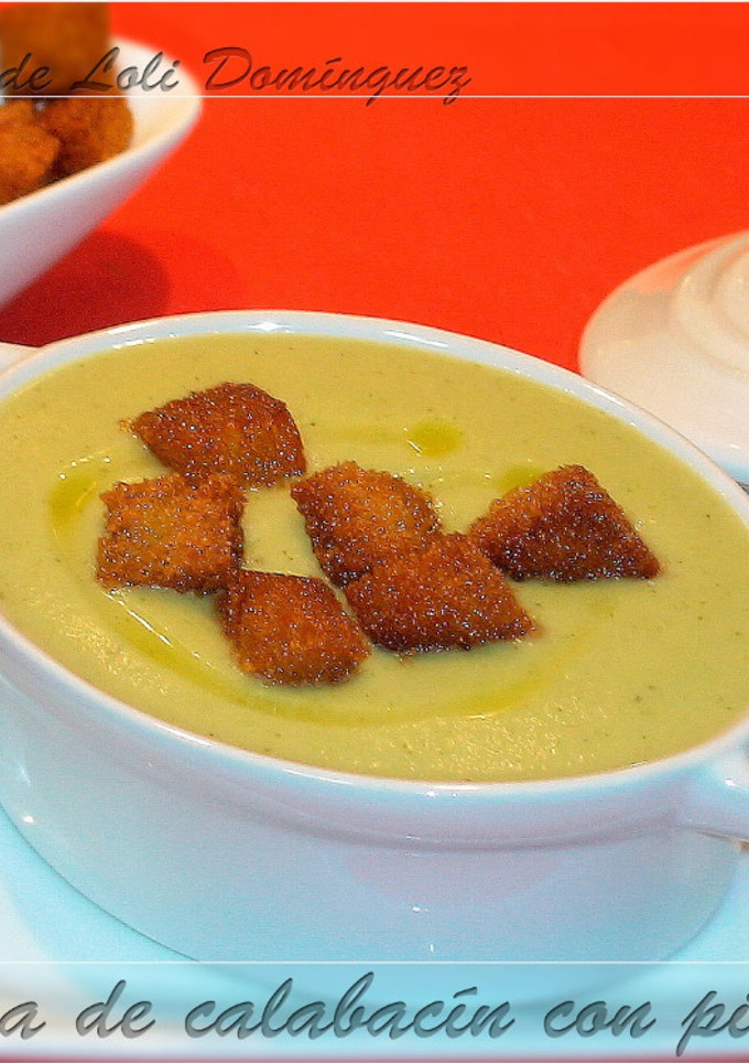 Una foto de Crema de calabacín con picatostes