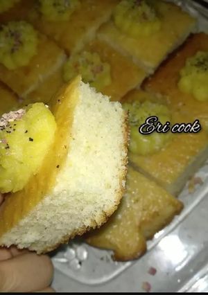 عکسی از دستور کیک وانیلی اسفنجی با دیزاین حلوا زعفرانی(آرد برنج)