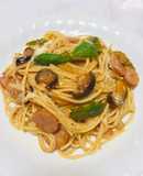 Spaghettis con Salchichas, berenjenas, pimientos verdes 🍆🍝