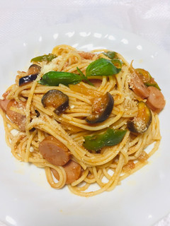 Una foto de Spaghettis con Salchichas, berenjenas, pimientos verdes 🍆🍝