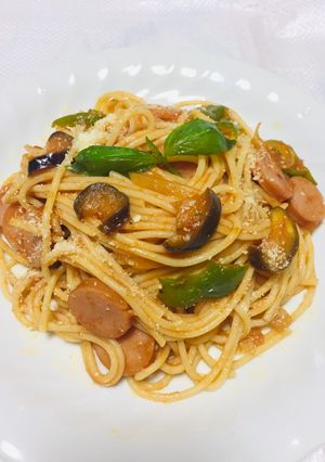 Una foto de Spaghettis con Salchichas, berenjenas, pimientos verdes 🍆🍝