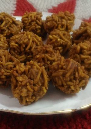 A picture of Sev gur ke ladoo.