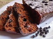 Una foto de budín de banana y cacao sin harina