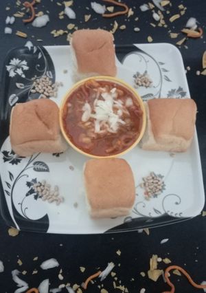 મિસલ પાવ(Misal pav recipe in Gujarati) રેસીપી મુખ્ય ફોટો