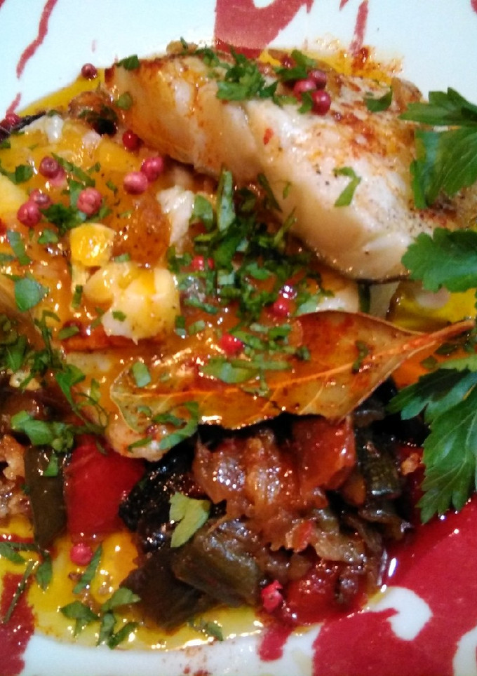 Una foto de Bacalao a baja temperatura, con cama de Pisto y Yema de Huevo