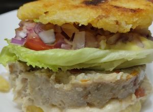 Una foto de Arepa rellena de fiambre de pollo casero🫓🥙🥯