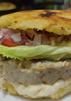 Una foto de Arepa rellena de fiambre de pollo casero🫓🥙🥯