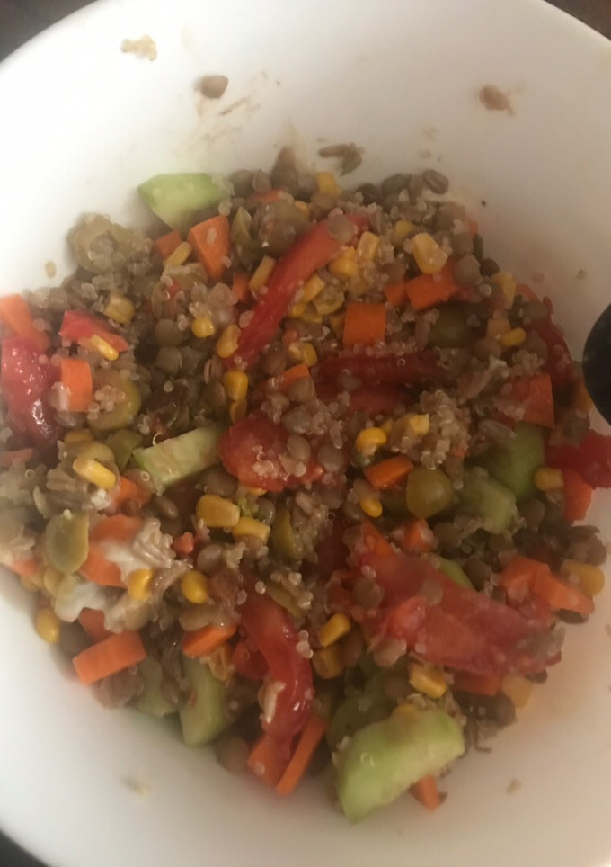 Una foto de Ensalada de lentejas y quinoa