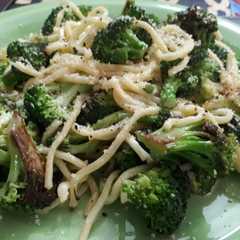 Una foto de Tallarines con brócoli
