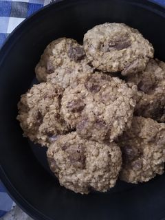 Una foto de Galletas de avena y chips de chocolate😍