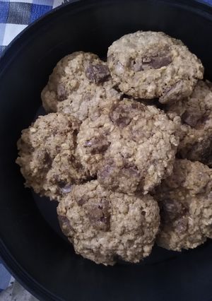 Una foto de Galletas de avena y chips de chocolate😍