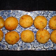 A picture of Potato balls with prosciutto and mozarrella cheese.