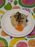 Gulan de patata con yema de huevo y verduritas salteadas