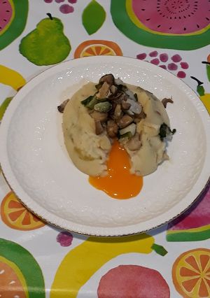 Una foto de Gulan de patata con yema de huevo y verduritas salteadas