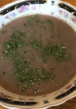 Une photo de Velouté aux morilles et pommes de terre vitelotte