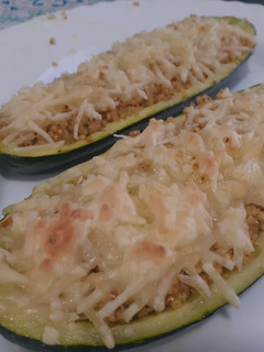Una foto de Calabacín relleno con cebolla y mijo