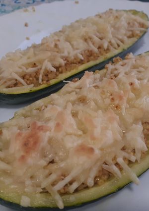 Una foto de Calabacín relleno con cebolla y mijo