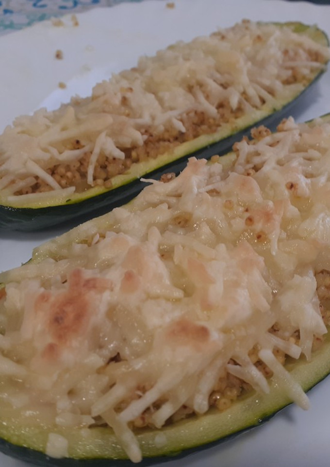 Una foto de Calabacín relleno con cebolla y mijo