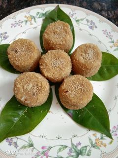મુઠીયાધર લાડુ (muthiyadhar laddu recipe in Gujarati) રેસીપી મુખ્ય ફોટો