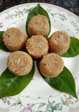 મુઠીયાધર લાડુ (muthiyadhar laddu recipe in Gujarati) રેસીપી મુખ્ય ફોટો