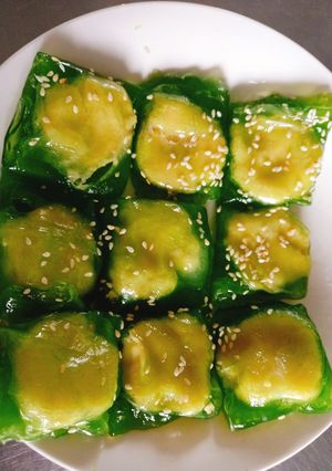 Hình của món Bánh gói bột lọc tráng trên lá chuối.