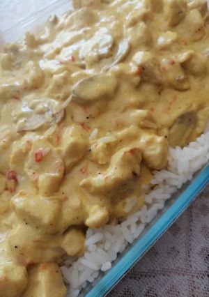 Una foto de Strogonoff de pollo, fácil y delicioso